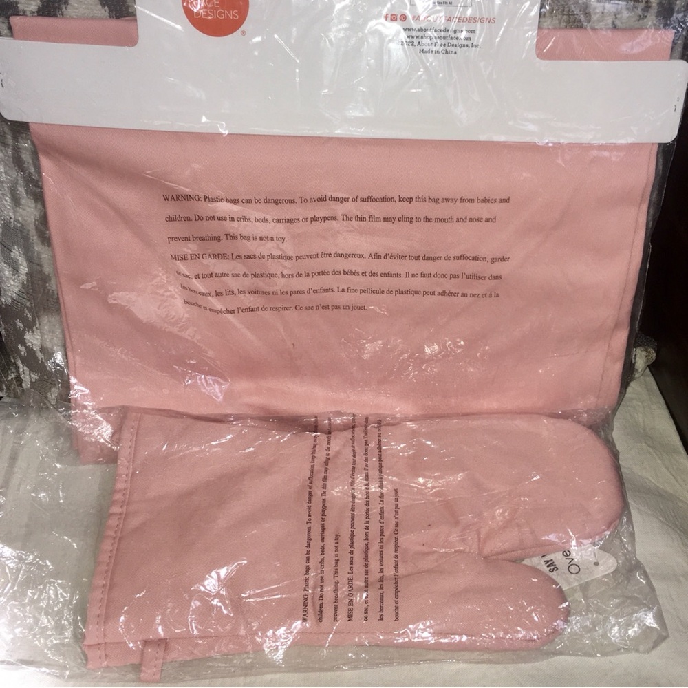 Apron and Mitten: Baking Beauty - Picture 2 of 2